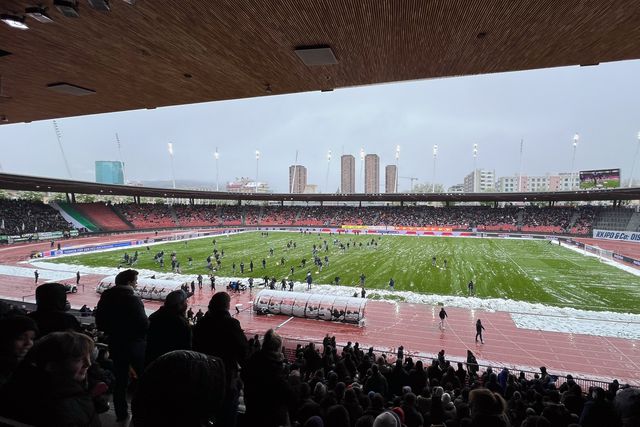 Neve interrompeu Zurique-St.Gallen... e os adeptos meteram mãos à obra