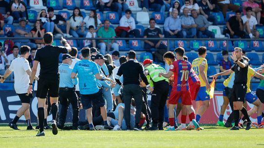 Chaves: adeptos que invadiram o relvado no jogo com o Estoril poderão ser punidos (também) pelo clube