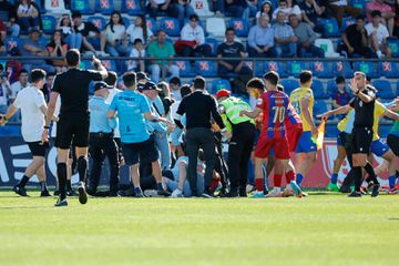 Chaves: adeptos que invadiram o relvado no jogo com o Estoril poderão ser punidos (também) pelo clube