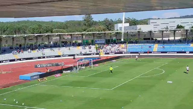 Jogadores do FC Porto entram para o aquecimento para o jogo com o Casa Pia