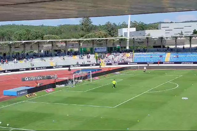 Jogadores do FC Porto entram para o aquecimento para o jogo com o Casa Pia