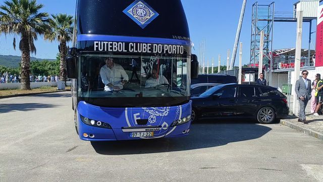 A chegada do autocarro do FC Porto para o jogo com o Casa Pia