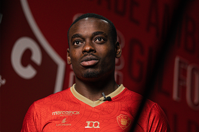 Quase um ano depois, Buatu volta a fazer cinco jogos consecutivos a titular