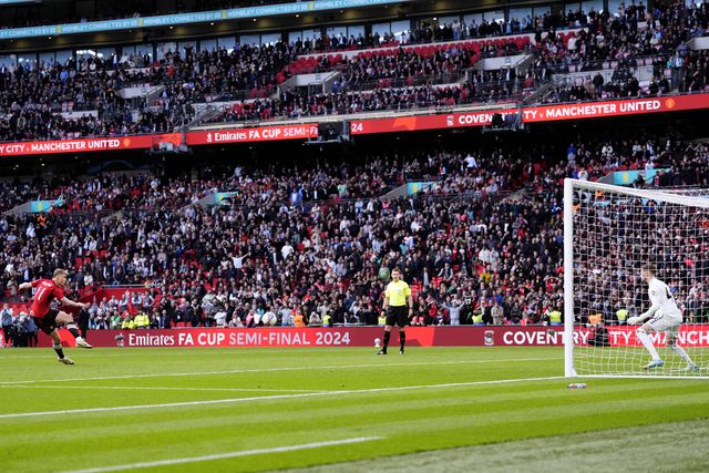 Man. United evitou escândalo nos penáltis e defronta Man. City na final da Taça