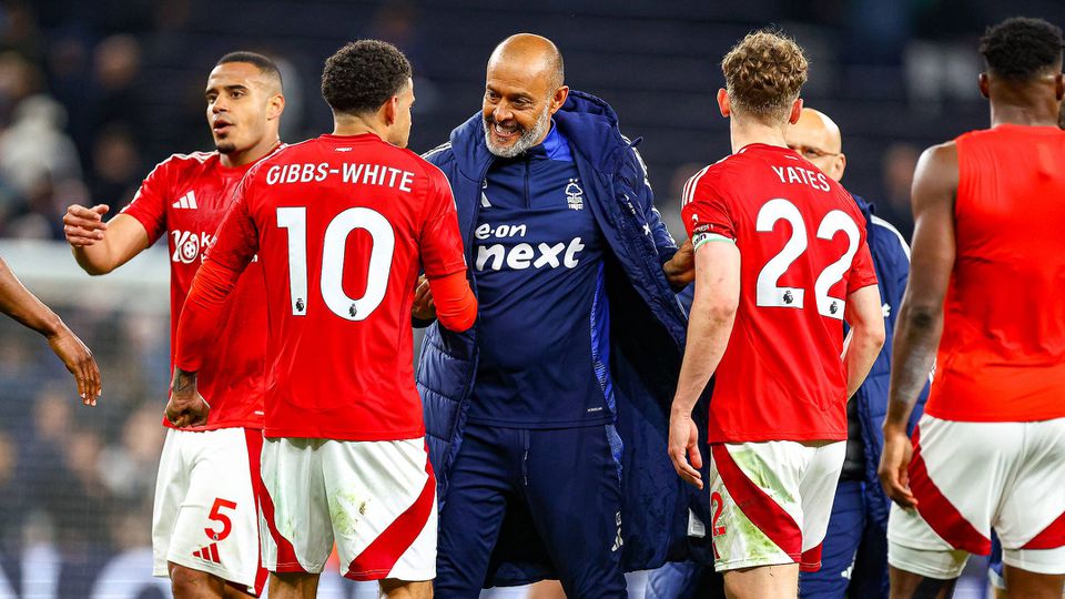 Nuno Espírito Santo a cumprimentar os seus jogadores apósa vitória em Londres