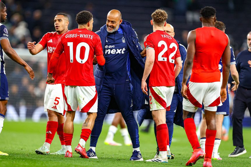 Nuno Espírito Santo a cumprimentar os seus jogadores apósa vitória em Londres