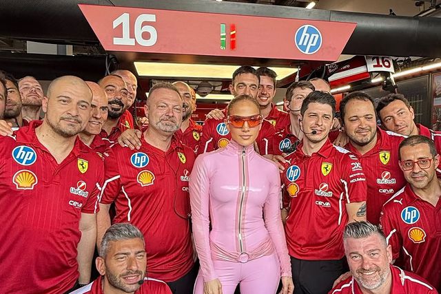 Jennifer Lopez faz furor na box da Ferrari (foto)