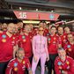 Jennifer Lopez faz furor na box da Ferrari (foto)