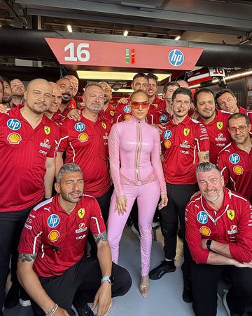 Jennifer Lopez faz furor na box da Ferrari (foto)