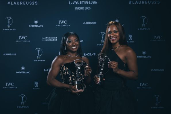 Simone Biles e Rebeca Andrade com os Laureus 2025