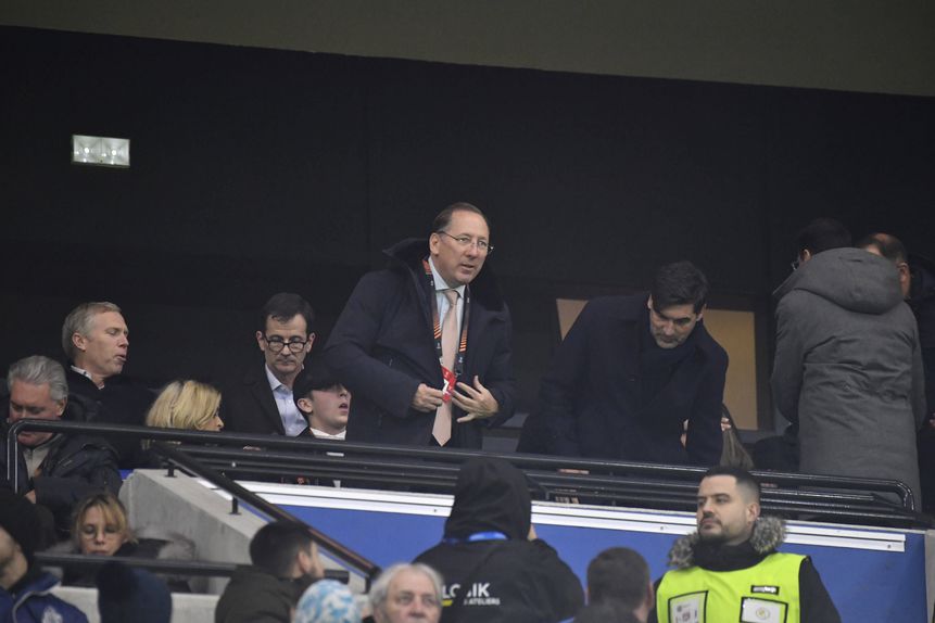 John Textor e Paulo Fonseca lado a lado na tribuna do Lyon