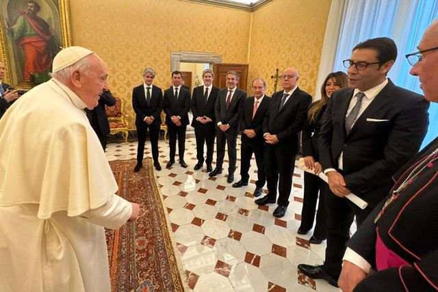 Rui Costa liderou comitiva do Benfica recebida pelo Papa Francisco em fevereiro de 2024 (foto: SLB)