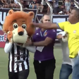 Insólito: mascote provoca adeptos rivais, leva soco do presidente e é expulsa (vídeo)