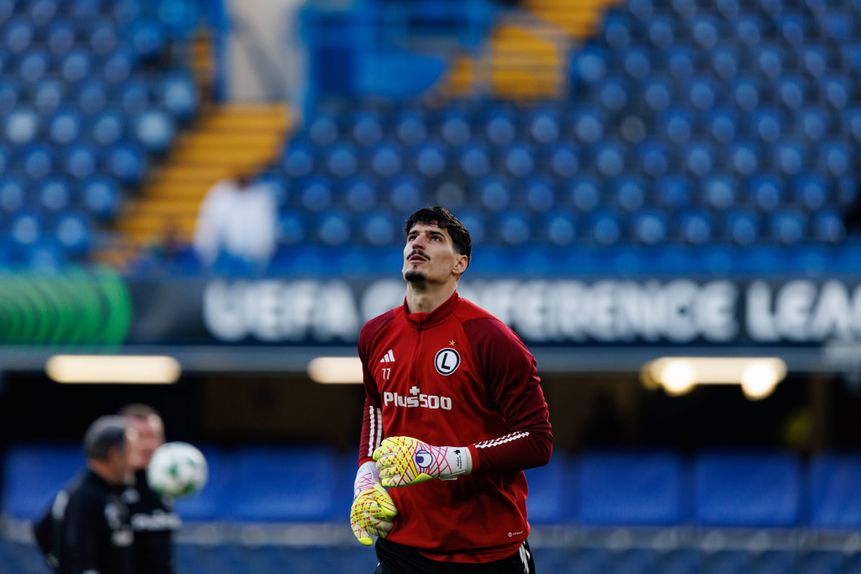 Vladan Kovacevic durante o aquecimento em Stamford Bridge, onde foi titular