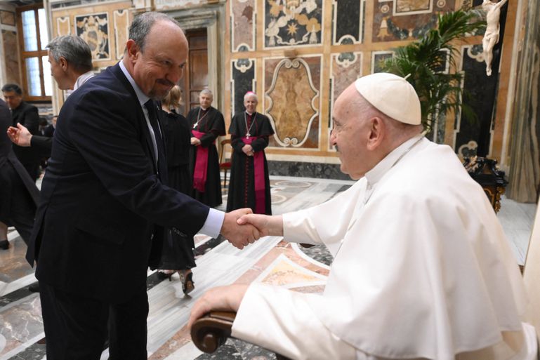 Papa Francisco com os capitães do Celta de Vigo, cuja comitiva foi recebida em julho de 2023 (foto: IMAGO)