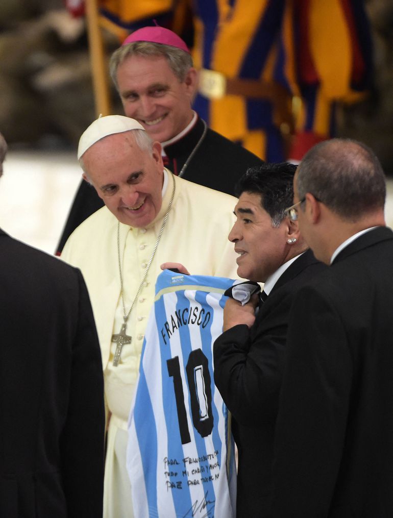 Papa Francisco com Diego Armando Maradona (foto: IMAGO)