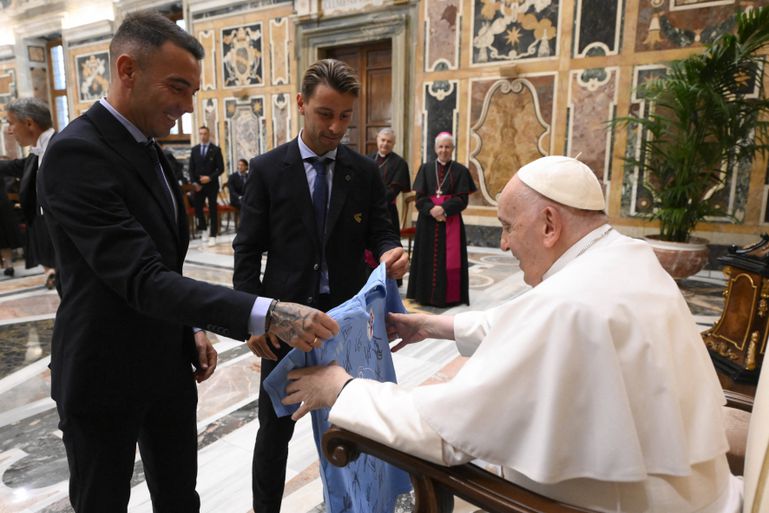 Papa Francisco com os capitães do Celta de Vigo, cuja comitiva foi recebida em julho de 2023 (foto: IMAGO)