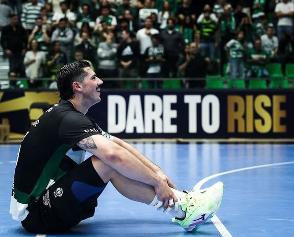 Salvador Salvador festeja com os adeptos do Sporting