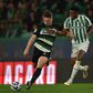Gyokeres, avançado do Sporting, tenta passar por Panzo, defesa do Rio Ave, no jogo da Liga realizado em Alvalade