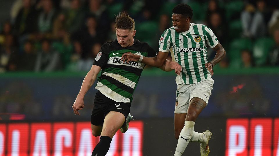 Gyokeres, avançado do Sporting, tenta passar por Panzo, defesa do Rio Ave, no jogo da Liga realizado em Alvalade