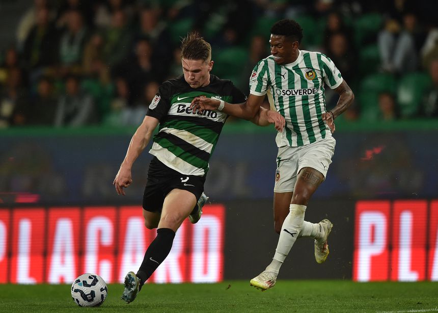 Gyokeres, avançado do Sporting, tenta passar por Panzo, defesa do Rio Ave, no jogo da Liga realizado em Alvalade
