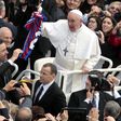 Papa Francisco com a camisola do San Lorenzo na mão, em 2013 (foto: IMAGO)