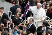 Papa Francisco com a camisola do San Lorenzo na mão, em 2013 (foto: IMAGO)