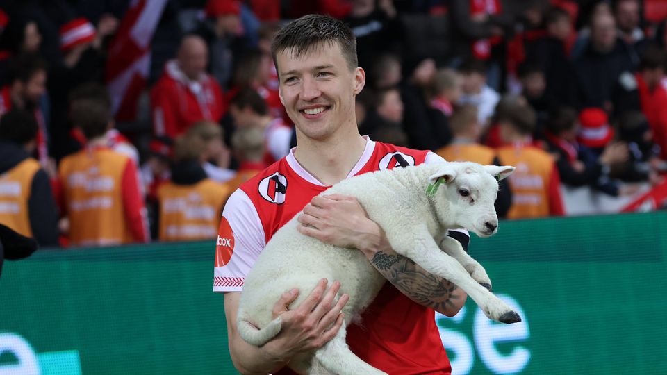 Axel Kryger segura um borrego vivo