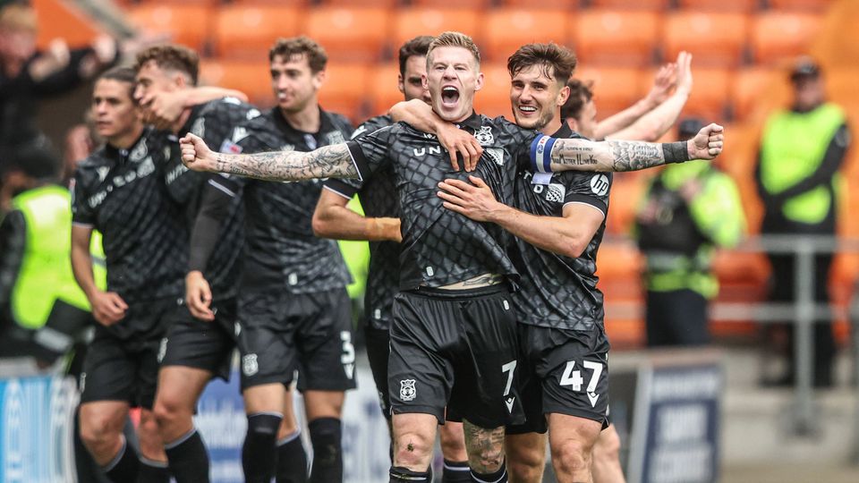Jogadores do Wrexham a celebrarem o primeiro golo do jogo, de McClean
