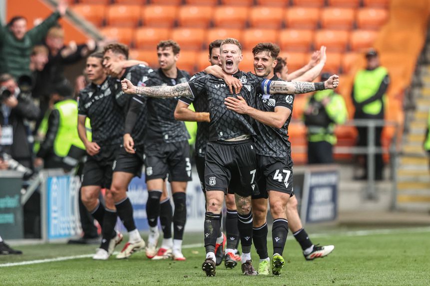 Jogadores do Wrexham a celebrarem o primeiro golo do jogo, de McClean