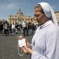 Vaticano enche-se de pessoas em homenagem ao Papa Francisco horas depois de anunciada a sua morte