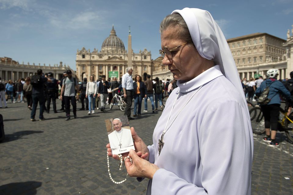 Vaticano enche-se de pessoas em homenagem ao Papa Francisco horas depois de anunciada a sua morte