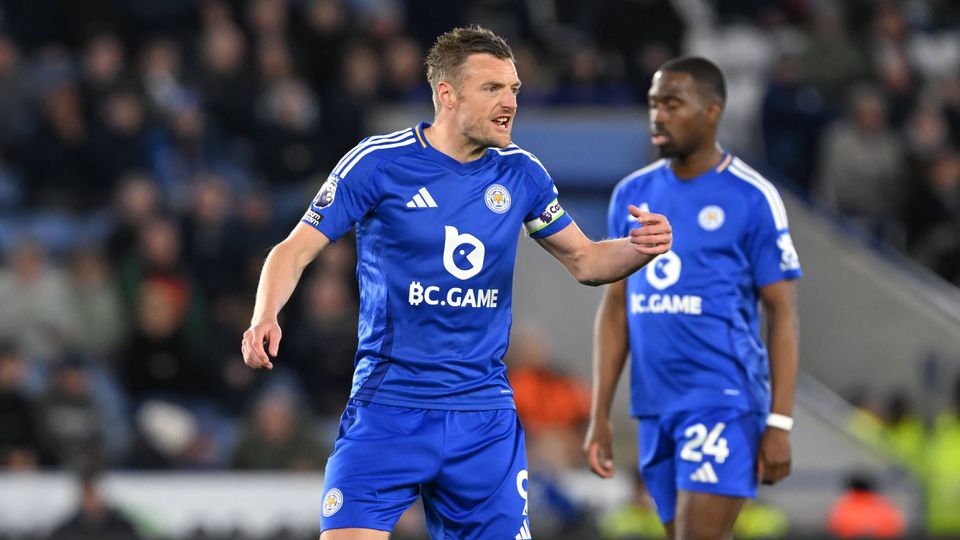 Jamie Vardy frustrado com o golo sofrido e a pedir mais aos colegas