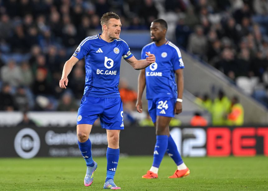 Jamie Vardy frustrado com o golo sofrido e a pedir mais aos colegas