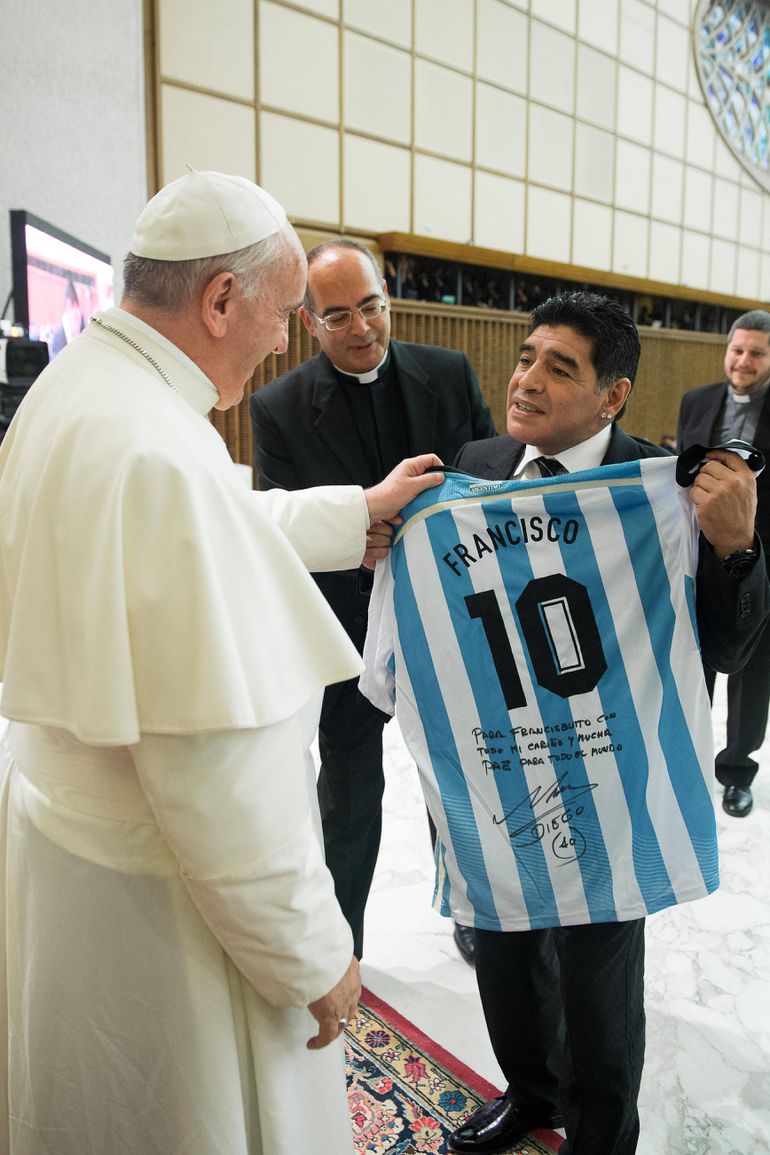 Papa Francisco com Diego Armando Maradona (foto: IMAGO)
