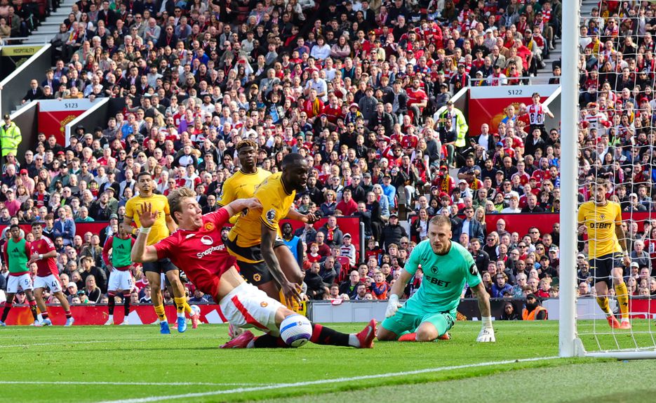 Hojlund em ação frente ao Wolverhampton