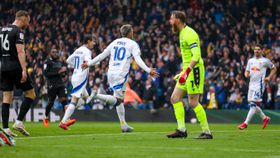 Póquer na 1.ª parte coloca o Leeds a um passo da Premier League