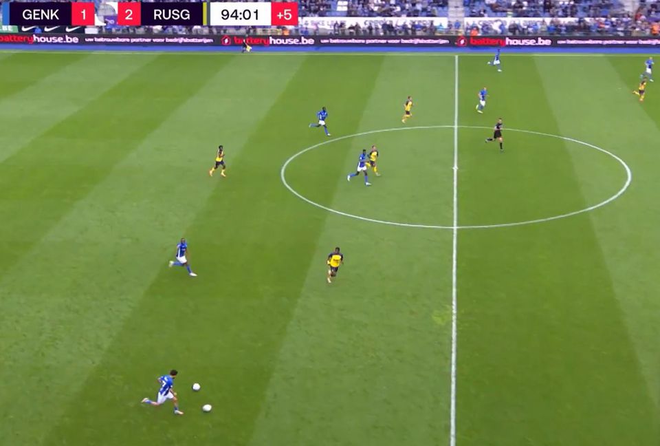 Insólito na Bélgica: atiram segunda bola ao relvado para travar ataque adversário