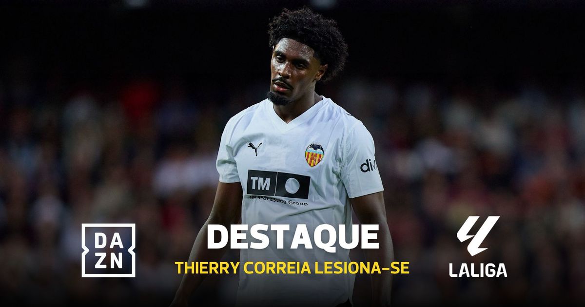 Thierry Correia falha o passe, acerta no árbitro e lesiona-se aos 10'