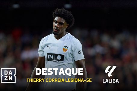 Thierry Correia falha o passe, acerta no árbitro e lesiona-se aos 10'