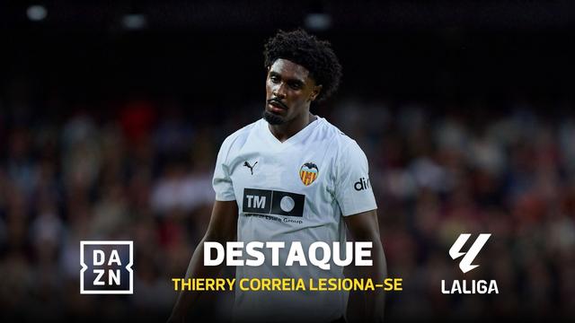 Thierry Correia falha o passe, acerta no árbitro e lesiona-se aos 10'