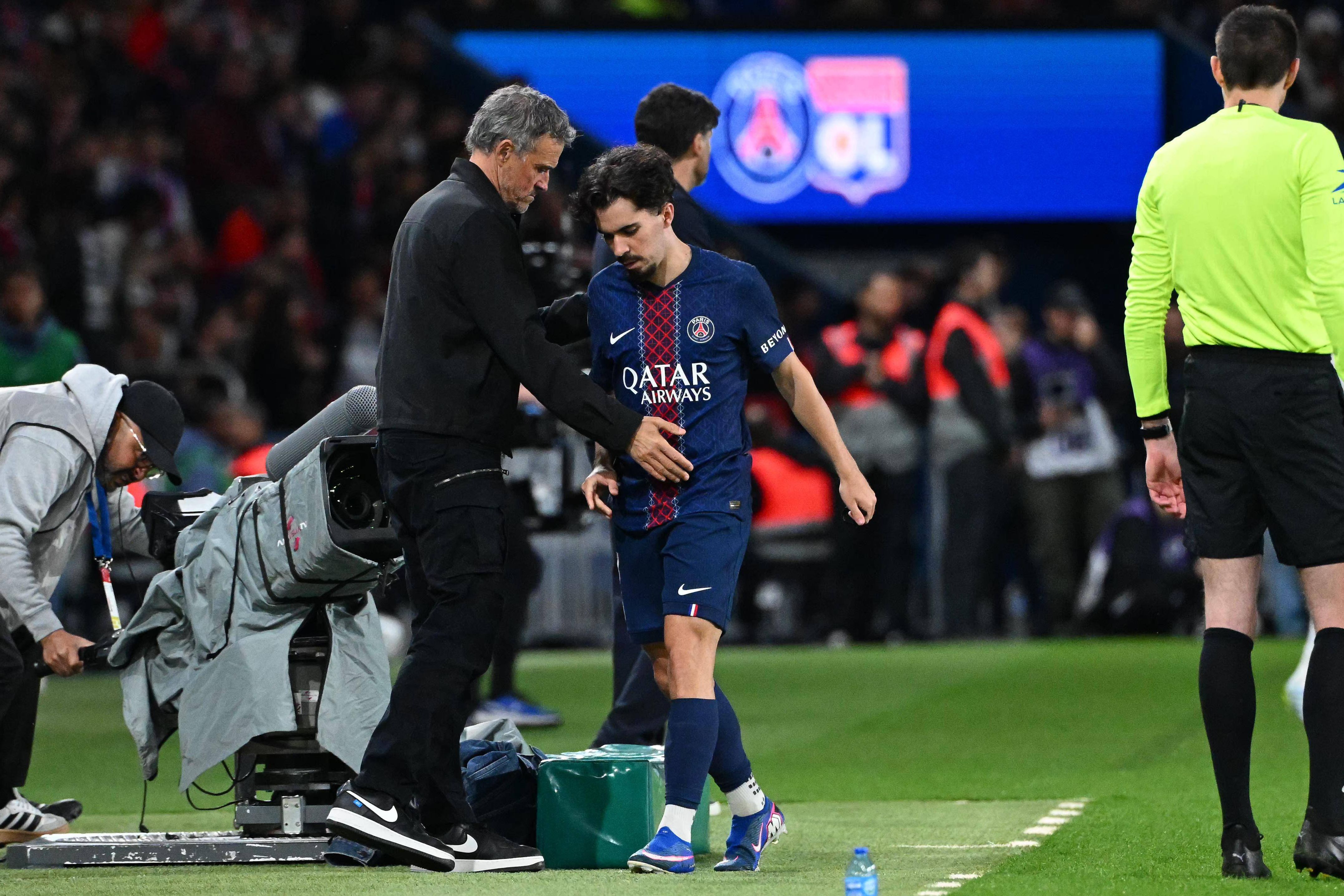 Luis Enrique e Vitinha durante o jogo do PSG com o Lyon