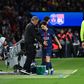 Luis Enrique e Vitinha durante o jogo do PSG com o Lyon