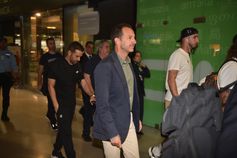 Comitiva leonina partiu do Aeroporto Humberto Delgado, em Lisboa, com Frederico Varandas a abrandar o passo para breves palavras em forma de bicada... . Foto: MIGUEL NUNES