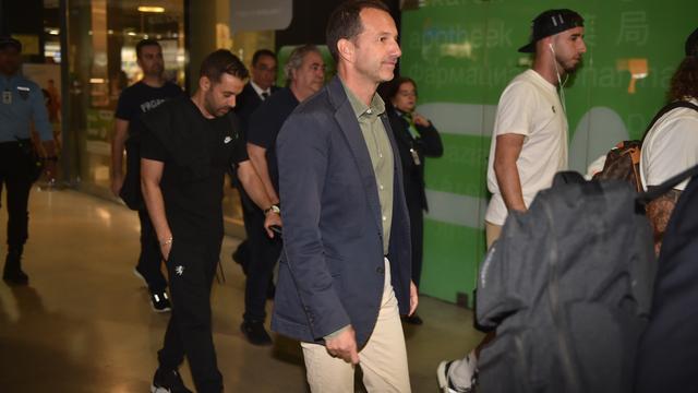Comitiva leonina partiu do Aeroporto Humberto Delgado, em Lisboa, com Frederico Varandas a abrandar o passo para breves palavras em forma de bicada... . Foto: MIGUEL NUNES