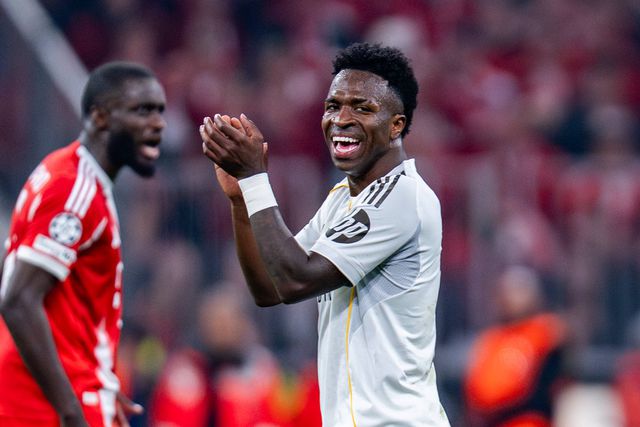 Vinícius Júnior reclama de uma decisão arbitral no duelo com o Bayern (IMAGO)