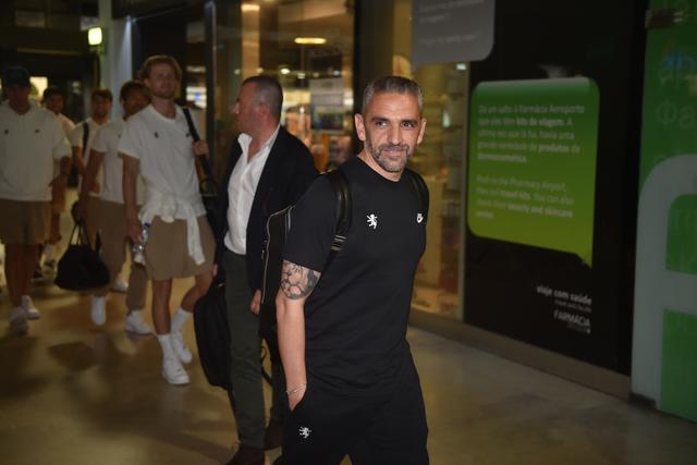 O treinador do Sporting, Rui Borges, no Aeroporto Humberto Delgado em Lisboa na partida para o Porto - Foto: MIGUEL NUNES