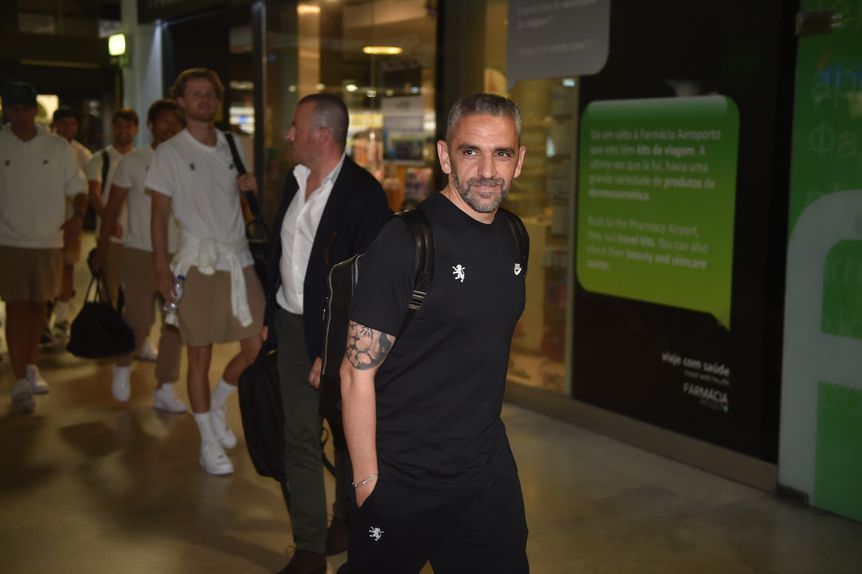 O treinador do Sporting, Rui Borges, no Aeroporto Humberto Delgado em Lisboa na partida para o Porto - Foto: MIGUEL NUNES