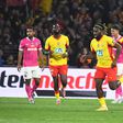 Lens chega à final da Taça de França e adeptos invadem o campo em festa (vídeo)