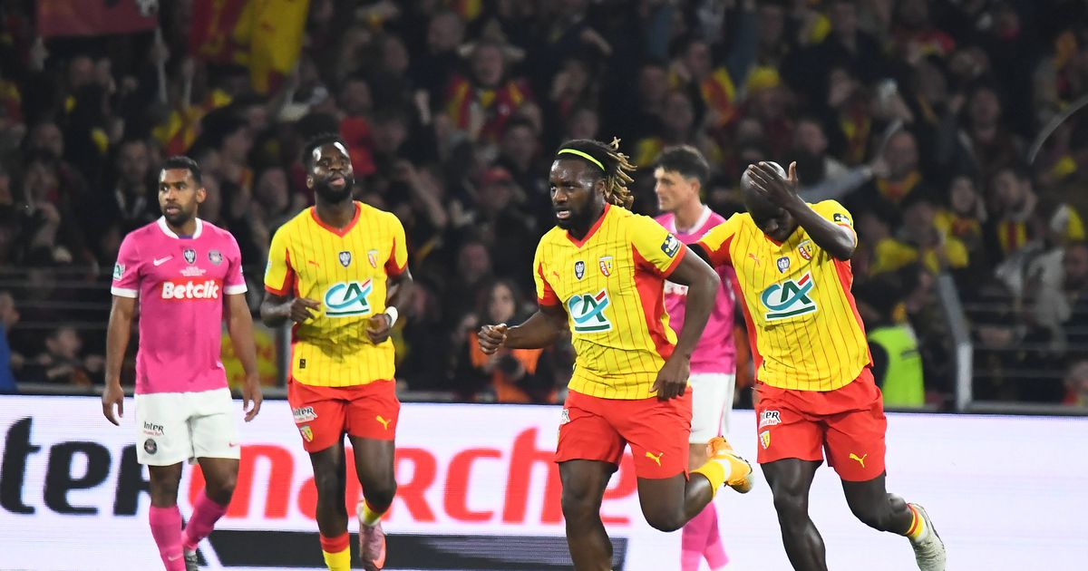 Lens chega à final da Taça de França e adeptos invadem o campo em festa (vídeo)